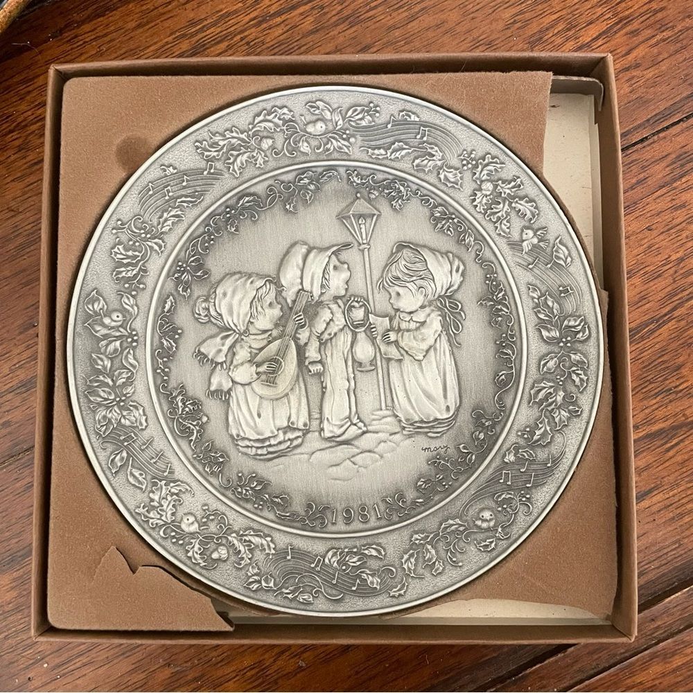 Hallmark The Little Carolers Christmas 1981 Pewter Limited Edition Plate